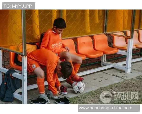 《足球小将与全球顶级球星携手竞技揭秘成长之路与梦想对决》