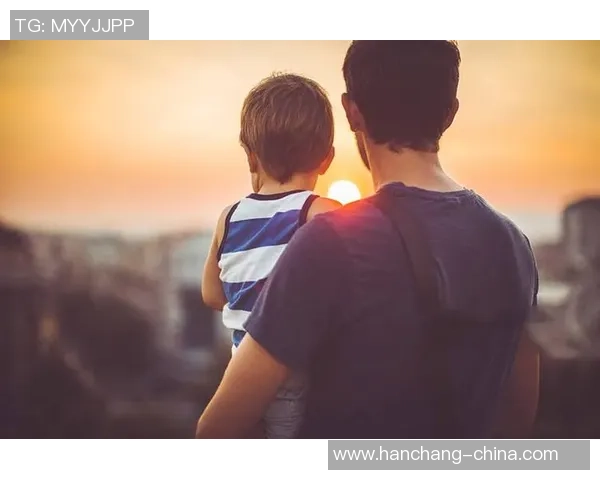 球星在足球场上陪伴孩子玩耍 温馨时刻展现父爱与运动精神