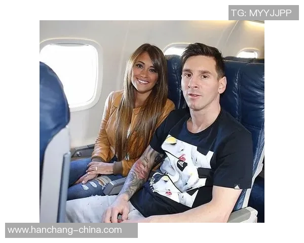 足球巨星家庭温馨合影：球场之外的幸福时光，男主角携亲人共享美好瞬间